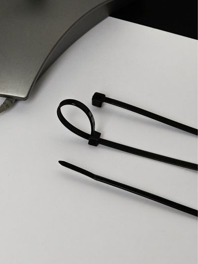 Хомут (стяжка)  нейлон   3.6 х 150  черн.  (100шт)  IEK UHH32-D036-150-100