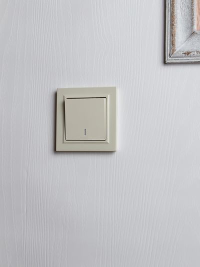 BRITE Выключатель 1-клавишный с индикацией 10А ВС10-1-1-БрКр бежевый IEK