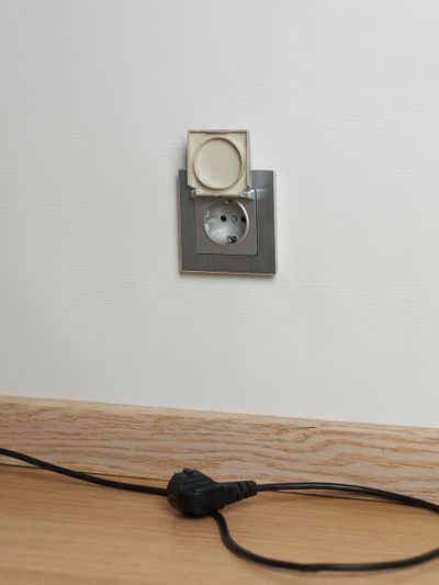 BRITE Розетка 1-местная с заземлением с защитными шторками и крышкой 16А IP20 РСбш10-3-БрА алюминий IEK