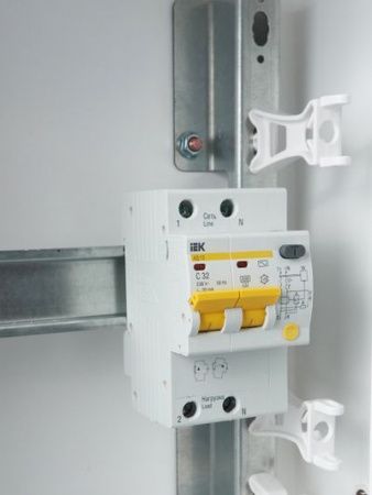 KARAT Дифференциальный автомат АД12 2P 32А 30мА тип AC IEK