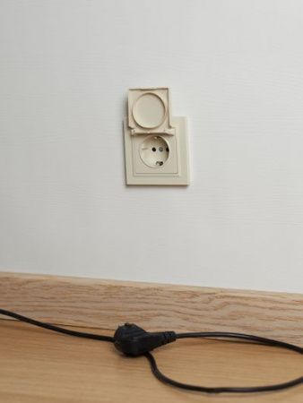 BRITE Розетка 1-местная с заземлением с защитными шторками и крышкой 16А IP44 РСбш10-3-44-БрКр бежевый IEK